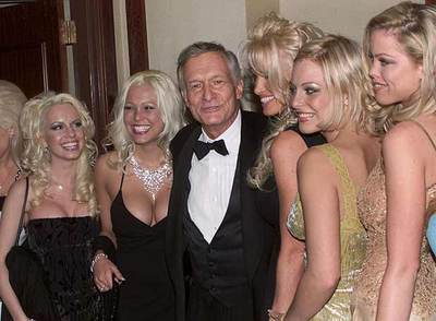 Hugh Hefner, con un grupo de chicas  playboy. 