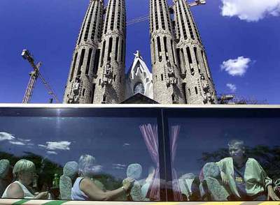 Un autocar de turistas pasa ante la Sagrada Familia.