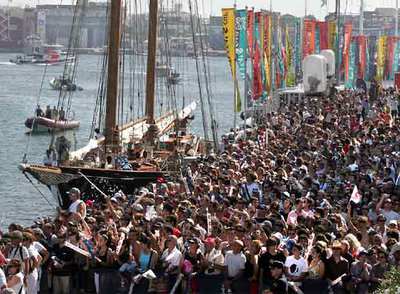 El público, ayer, espera con expectación en el puerto el regreso de los barcos tras la regata final que dio el trofeo al  Alinghi.  rn CARLES FRANCESCrnRita Barberá, ayer, durante la celebración en el puerto.