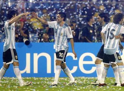 Diego Milito (a la izquierda) recibe la felicitación de Riquelme tras su gol mientras otros compañeros se abrazan.