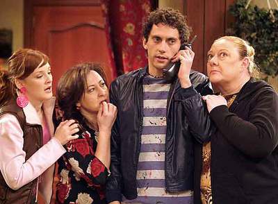 Fotograma de la serie  Aída,  con su protagonista, Carmen Machi, segunda por la izquierda.