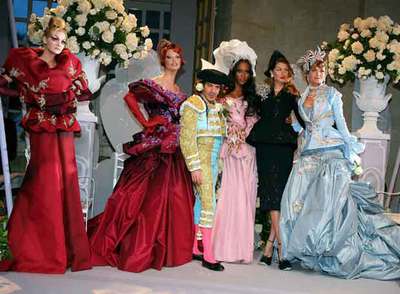 John Galliano posa el lunes en París con cinco de las modelos que mostraron su colección para el próximo otoño-invierno.