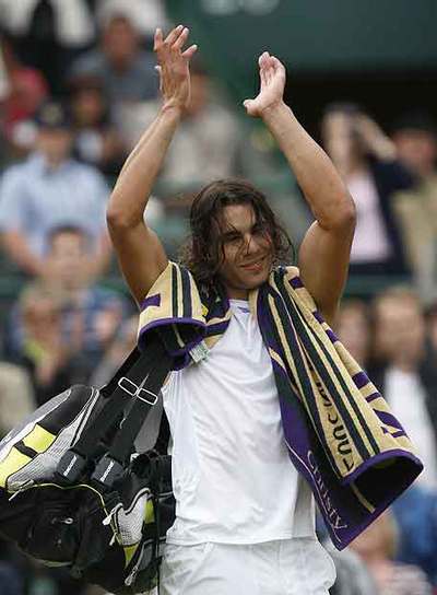Nadal aplaude al público de Wimbledon tras su victoria sobre Soderling.