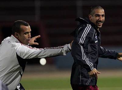 Maldonado (derecha) bromea con un compañero en un entrenamiento de Venezuela.