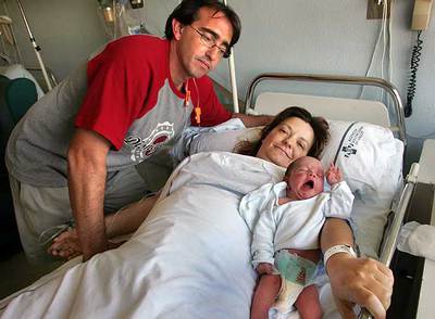 Enric Andrés y Minerva Martínez, con su hijo Aitor, nacido ayer, recibirán los 2.500 euros.