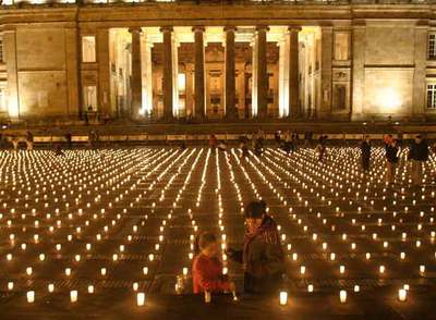 Velas encendidas en la plaza de Bolívar, en Bogotá, para protestar contra el asesinato de los 11 diputados colombianos.