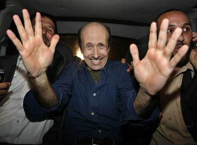 Johnston, tras ser entregado en la madrugada del miércoles a las fuerzas de seguridad de Hamás en Gaza.