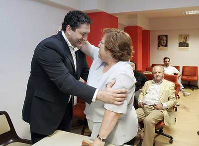 Una militante saluda a José Cepeda en la sede socialista de Chamberí.