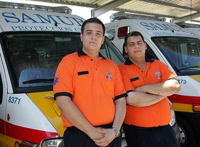 Los voluntarios Ignacio Arana-Ortiz (a la izquierda) e Isaac Laloma, tras recibir las medallas y los diplomas.