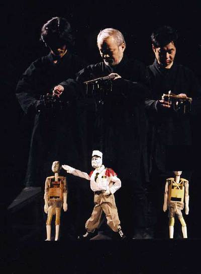 Un momento de  Paravents,  de Jean Genet, en el montaje que presenta en Aviñón Fréderic Fisbach.