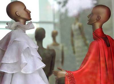 Maniquíes con modelos de Valentino, ayer en las calles de Roma.