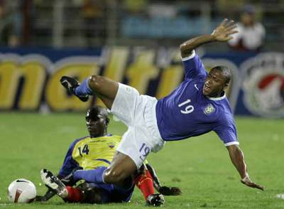 Baptista sufre una falta de Castillo durante el partido ante Ecuador.