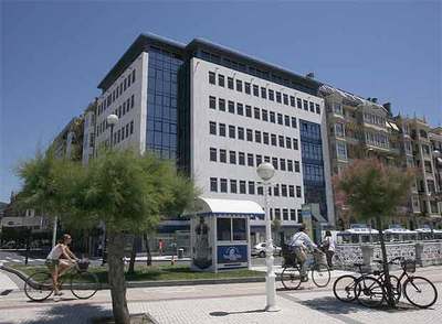 Edificio que alberga en San Sebastián a los departamentos de Educación y Vivienda.