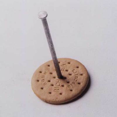 'Galleta clavada' (2001), de David Shrigley.