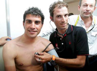 Alejandro Valverde  ausculta  a durante el reconocimiento médico de ayer a los ciclistas.