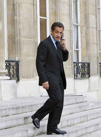 Sarkozy, a la salida ayer del Elíseo.