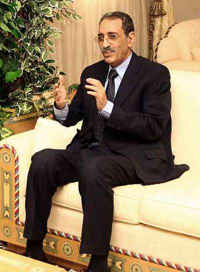 El coronel mauritano Ely Uld Mohamed Vall, en su despacho en Nuakchot.