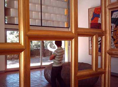 La pieza  Intemperie,   de Perejaume, un habitáculo de marcos dorados que  enmarca algunas obras de la colección de la Fundación Maeght.