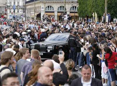 Llegada de los novios a la ceremonia de la boda en la iglesia de Saint-Germain-l'Auxerrois, en el centro de París.