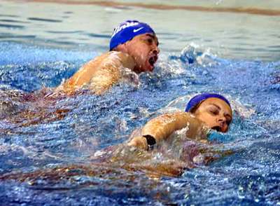 Marina Geli y Artur Mas nadaron ayer juntos en favor de los enfermos de esclerosis múltiple.