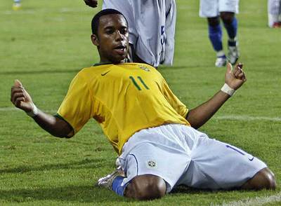 Robinho celebra su primer gol a Chile.