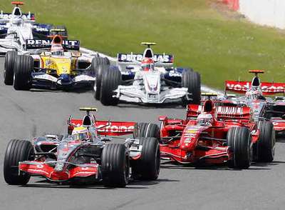 Lewis Hamilton encabeza la carrera en la salida por delante de Kimi Raikkonen y Fernando Alonso.