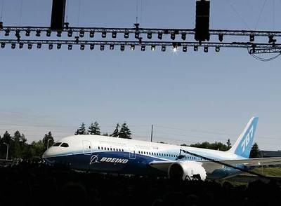 El primer B-787 salido de la cadena de producción, presentado ayer.