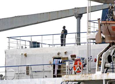 Un marinero, en la cubierta del 'Meugang 1'