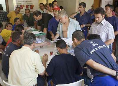 Trabajadores de Delphi votan el preacuerdo para el cierre de la factoría de Puerto Real (Cádiz).