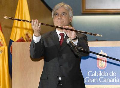 El socialista José Miguel Pérez, nuevo presidente del Cabildo de Gran Canaria, con el bastón de mando en la toma de posesión.