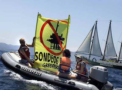 El 'Rainbow Warrior' protesta frente a L'Albufera