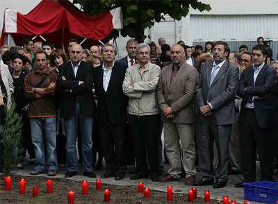 El alcalde de Ermua (quinto por la derecha) y otros cargos socialistas, en uno de los homenajes a Miguel Ángel Blanco.