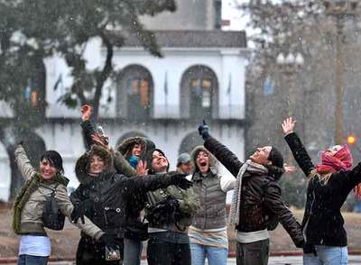 Un grupo de jóvenes, frente al Cabildo de Buenos Aires durante la nevada.