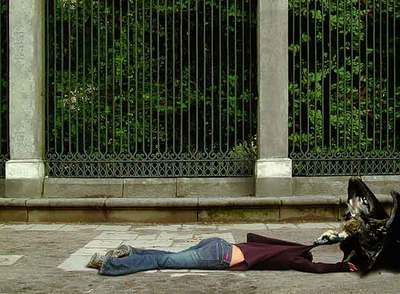 Fotografía perteneciente a la serie  Citerón  (2003), de Ixone Sádaba, que reflexiona sobre la tragedia humana en la exposición colectiva  (Des)Ubicados , en Benavides de Órbigo.