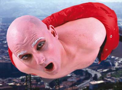 Imagen de la serie  Ciudad de nadie  (1996), deTxomin Badiola, que retrata a superhéroes de estética  rave .