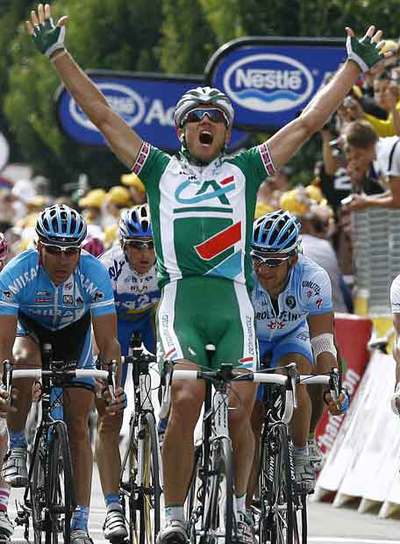 El noruego Thor Hushovd, al entrar en la meta de Joigny.