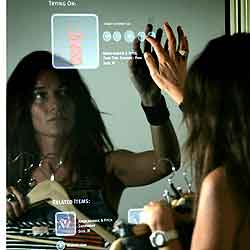 Una mujer muestra cómo funciona el  espejo mágico. 