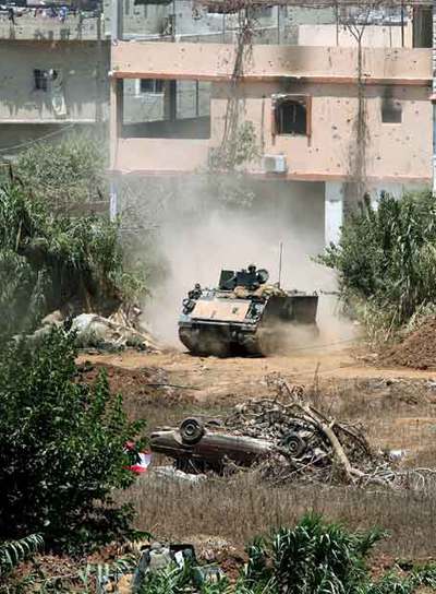 Un blindado del Ejército libanés, ayer en Naher el Bared.