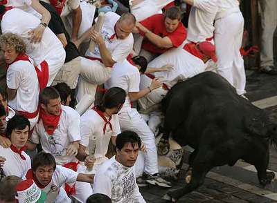 Uno de los momentos de peligro que provocó  Universal  en el encierrro de ayer.
