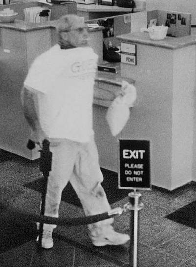 Brian Wells, con la bomba bajo la camiseta y la bolsa del dinero en la mano, en una imagen captada por las cámaras del banco en 2003.