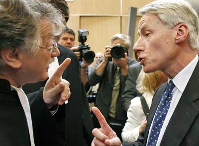 Un magistrado del Supremo holandés conversa con el abogado de ABN, Hein Hooghoudt, ayer en La Haya.