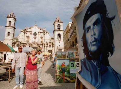 Un grupo de turistas pasea por la plaza de la Catedral, en La Habana Vieja.