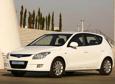 El Hyundai i30 es el hermano gemelo del Kia Cee'd, pero tiene un estilo más deportivo que se aprecia en el frontal y en la vista lateral.