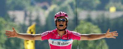 Linus Gerdemann celebra su victoria en la línea de meta de Le Grand-Bornand.