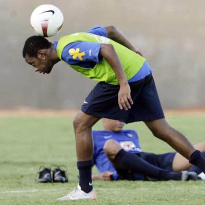 Robinho, ayer durante unos ejercicios con Brasil.