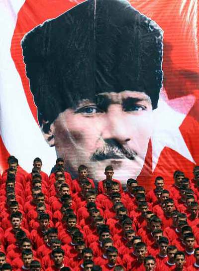 Cadetes del Ejército turco forman delante de un gran mural del fundador de la Turquía moderna, Kemal Ataturk.