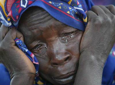 Una refugiada sudanesa llora tras llegar a Bahai, en la frontera con Chad, tras huir de Darfur.