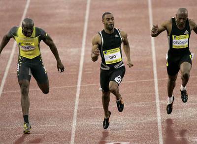 Gay, en el centro, seguido por Obikwelu y Devonish.