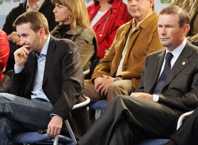 El presidente del PNV, Josu Jon Imaz (a la izquierda), y el  lehendakari,  Juan José Ibarretxe, en un mitin electoral en Irún en mayo pasado.