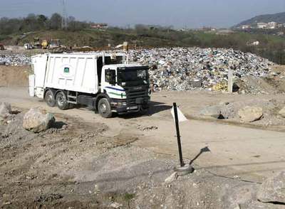 Un camión de basuras en el vertedero de San Marcos.